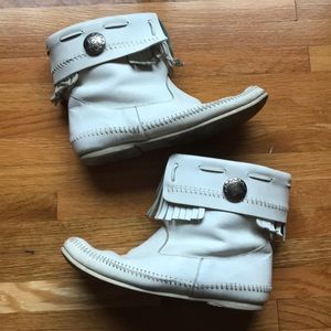 Minnetonka  white leather vintage moccasin boots